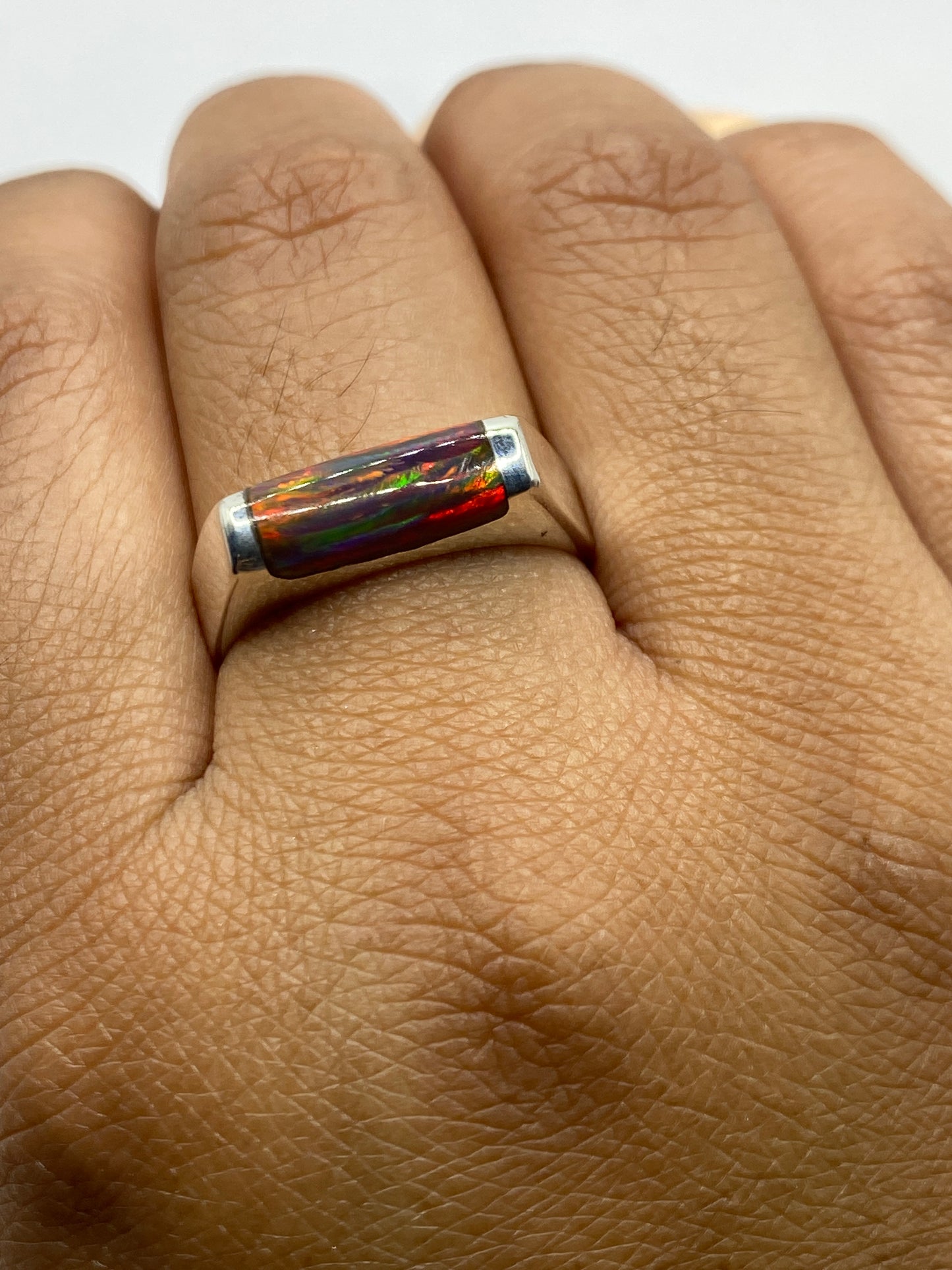 Anillo en talla 10 sobre fondo blanco mostrando el Quinto .925