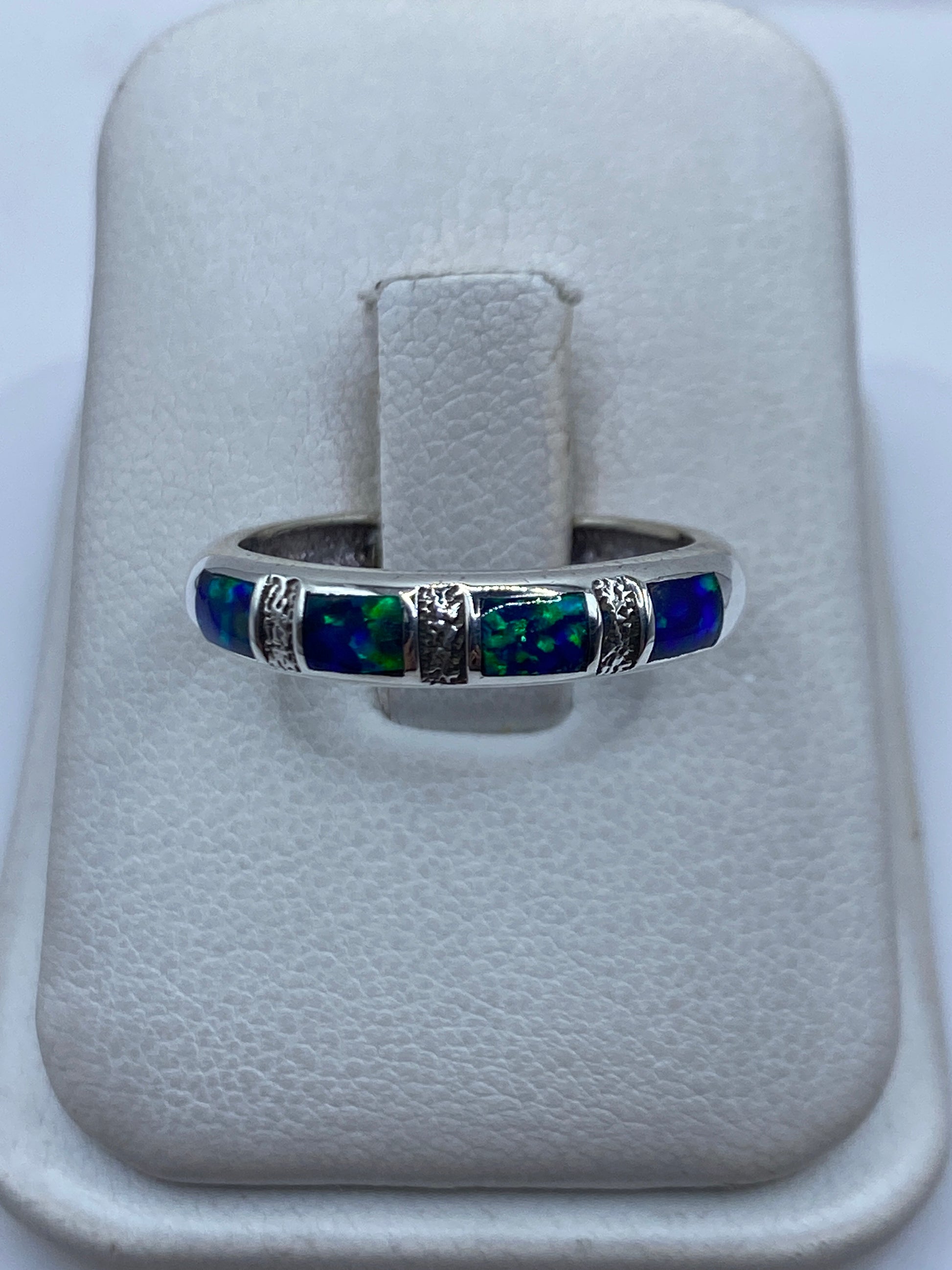 Anillo de plata .950 con Ópalo de Fuego azul engastado a mano en la talla 7