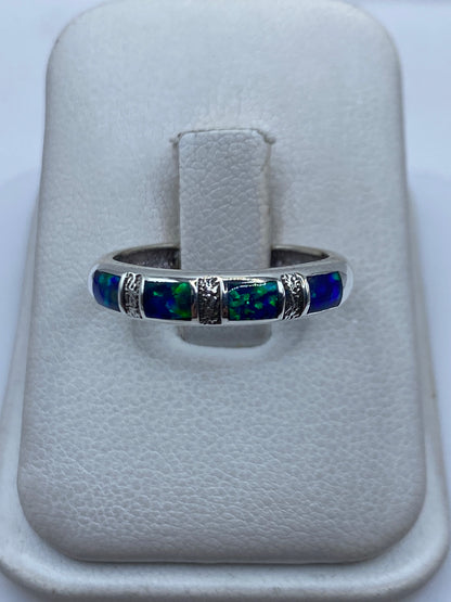 Anillo de plata .950 con Ópalo de Fuego azul engastado a mano en la talla 7