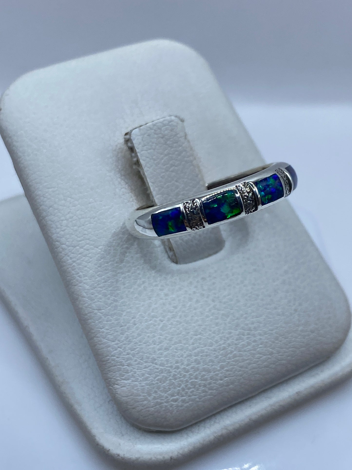Detalle frontal del Ópalo de Fuego azul dentro de la banda de plata pulida