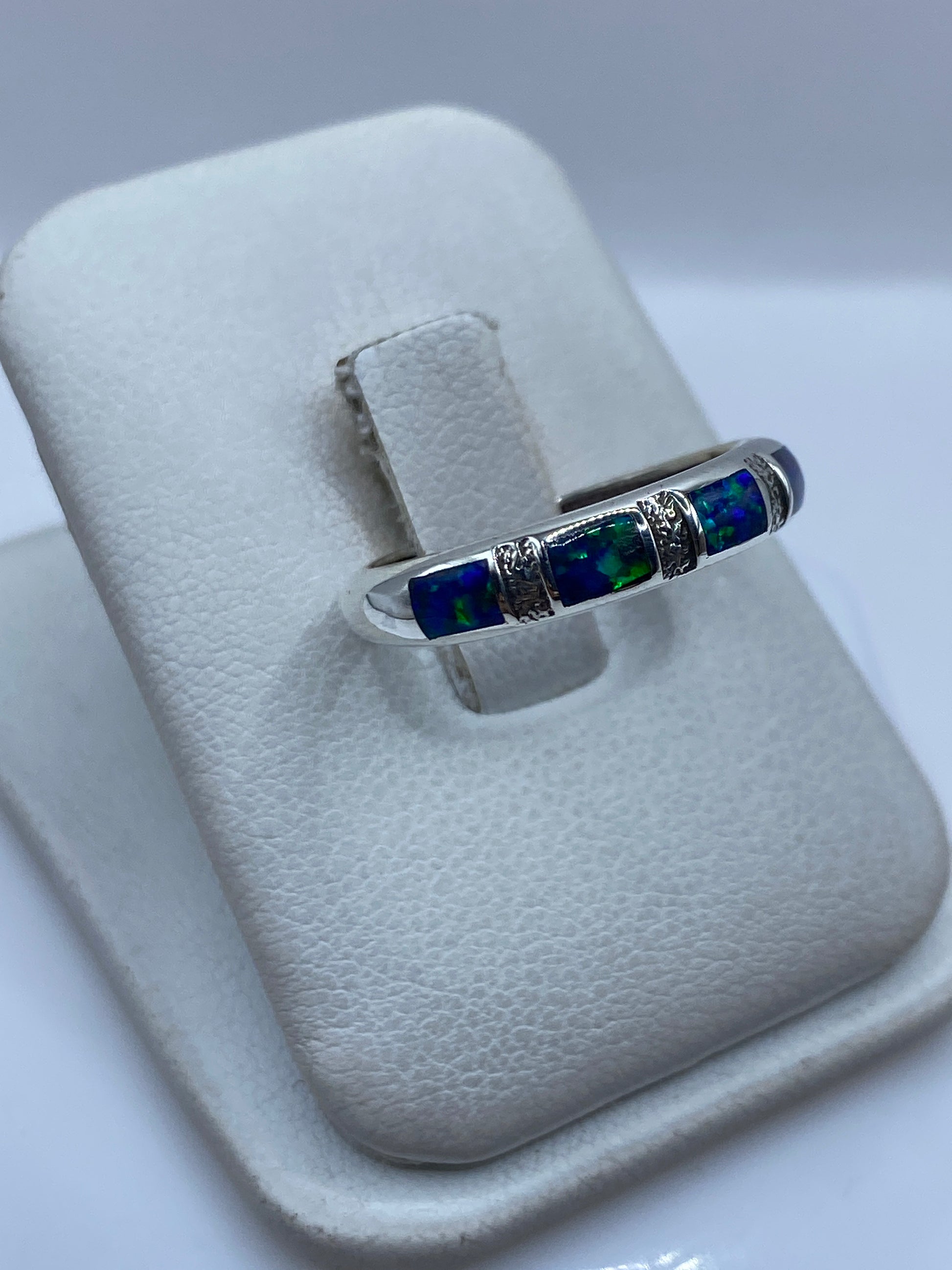 Detalle frontal del Ópalo de Fuego azul dentro de la banda de plata pulida