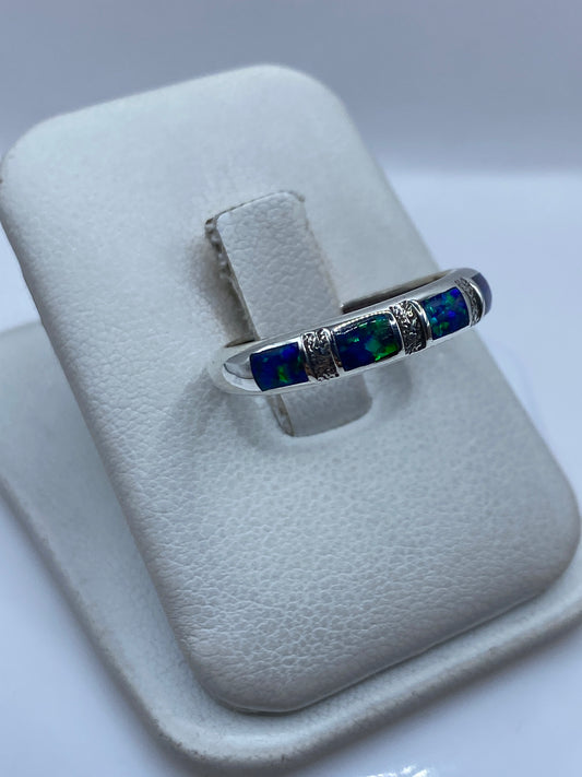 Detalle frontal del Ópalo de Fuego azul dentro de la banda de plata pulida