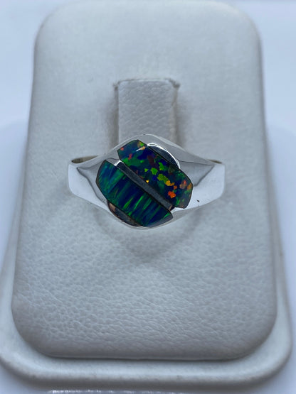 Anillo de plata .950 con ópalo de fuego azul en estuche blanco, vista frontal