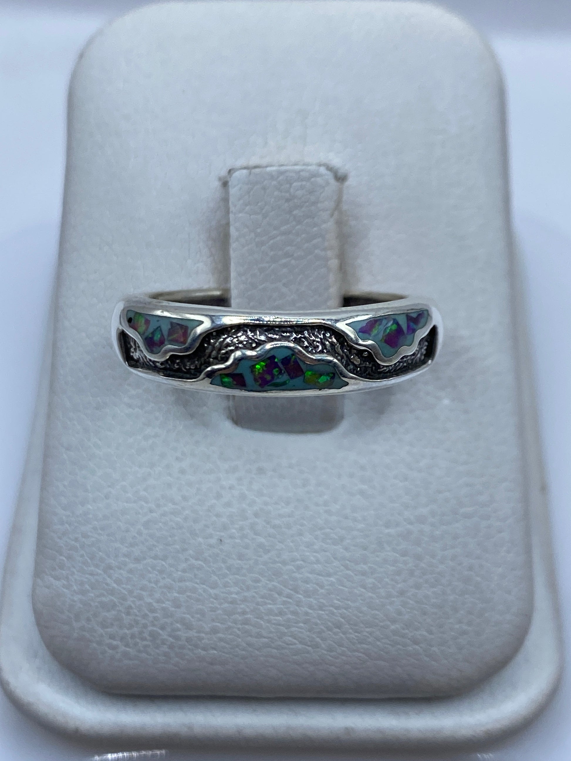 Anillo de plata .950 con ópalo de fuego morado en caja de presentación blanca