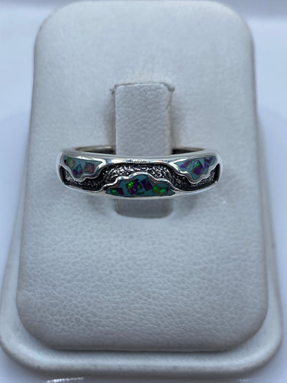 Anillo de plata .950 con ópalo de fuego morado en caja de presentación blanca