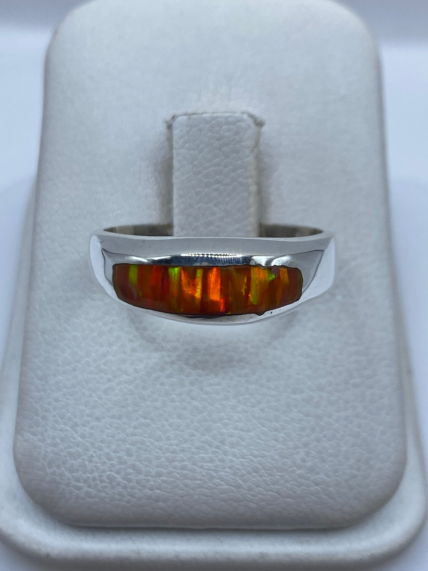 Anillo de plata .950 con ópalo de fuego naranja sobre estuche blanco