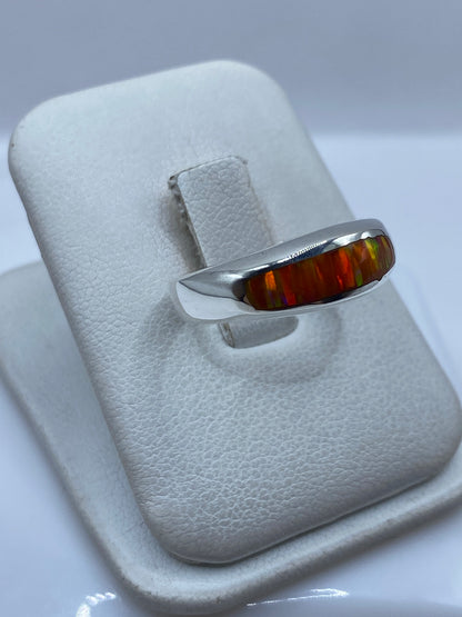 Detalle del ópalo de fuego con juego de colores naranjas y dorados