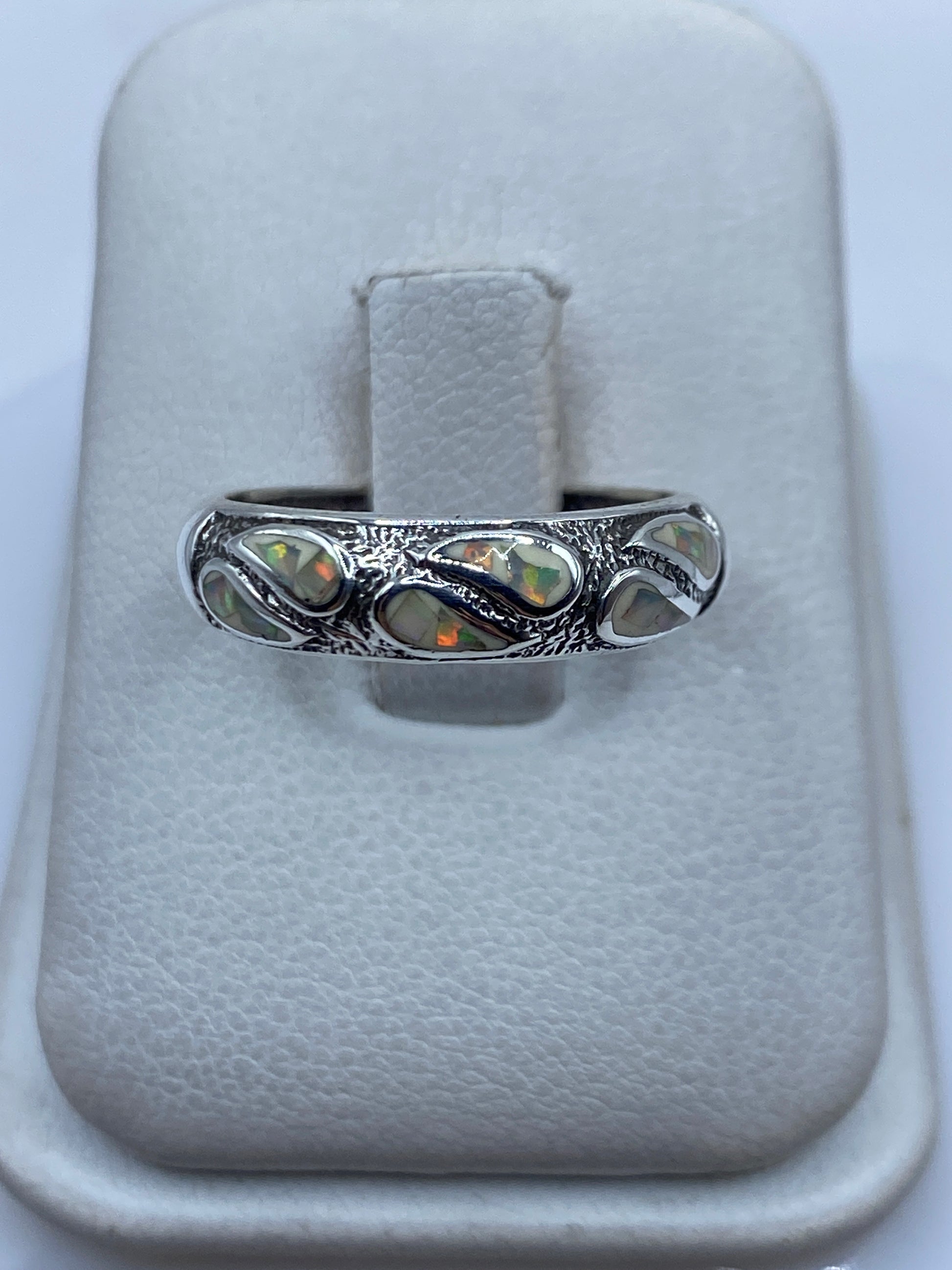 Anillo de plata con ópalo de fuego multicolor engastado a mano en talla 7