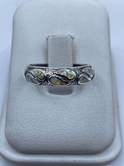 Anillo de plata con ópalo de fuego multicolor engastado a mano en talla 7