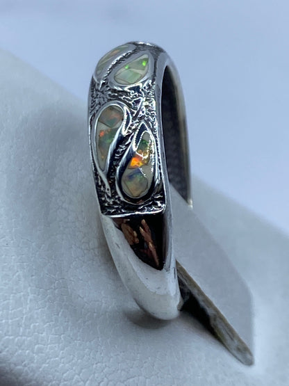 Detalle del engaste a mano del ópalo sobre plata .925