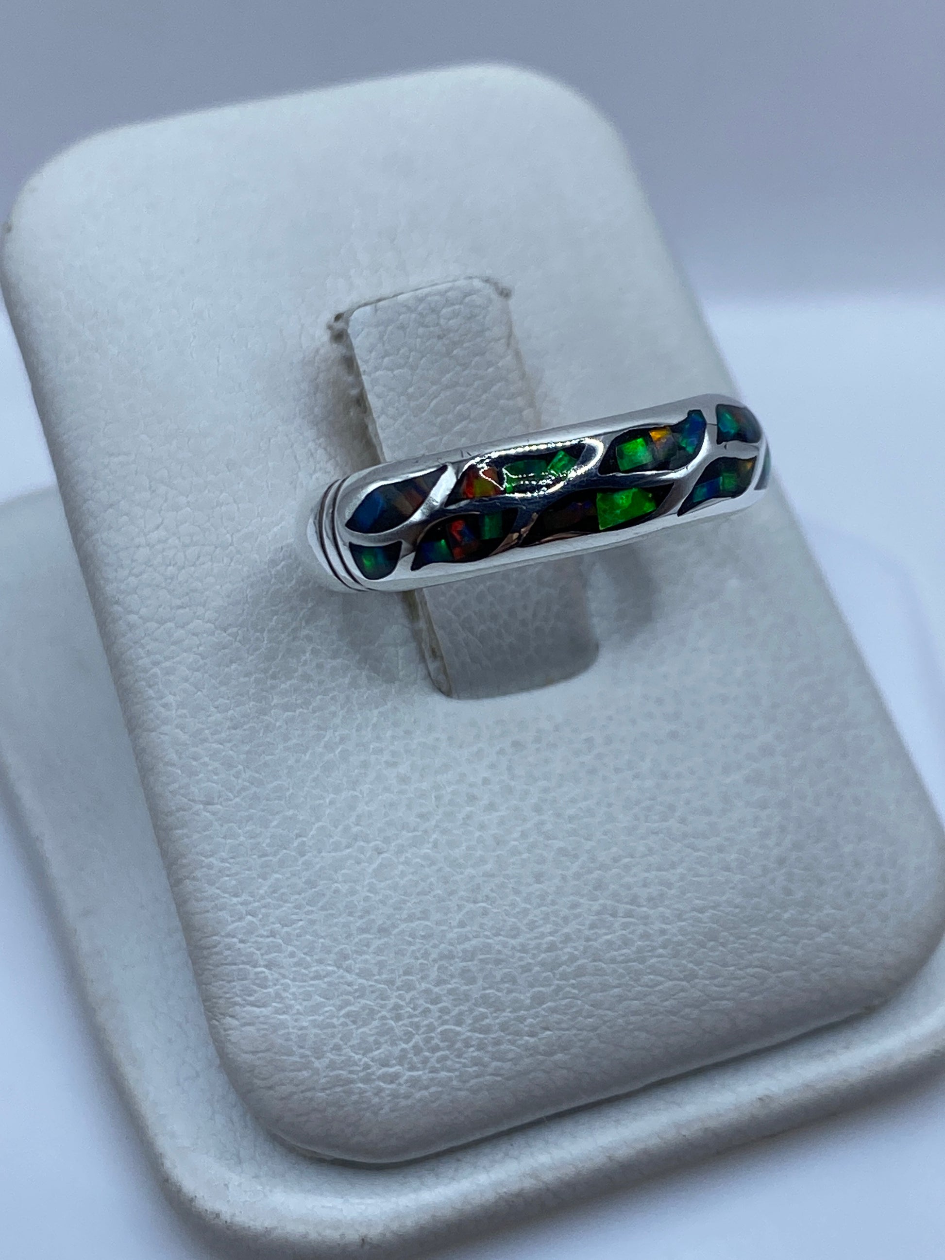 Detalle del ópalo de fuego mostrando reflejos rojos, verdes y azules