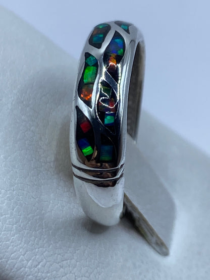 Anillo en la mano mostrando el cambio de color del ópalo bajo la luz