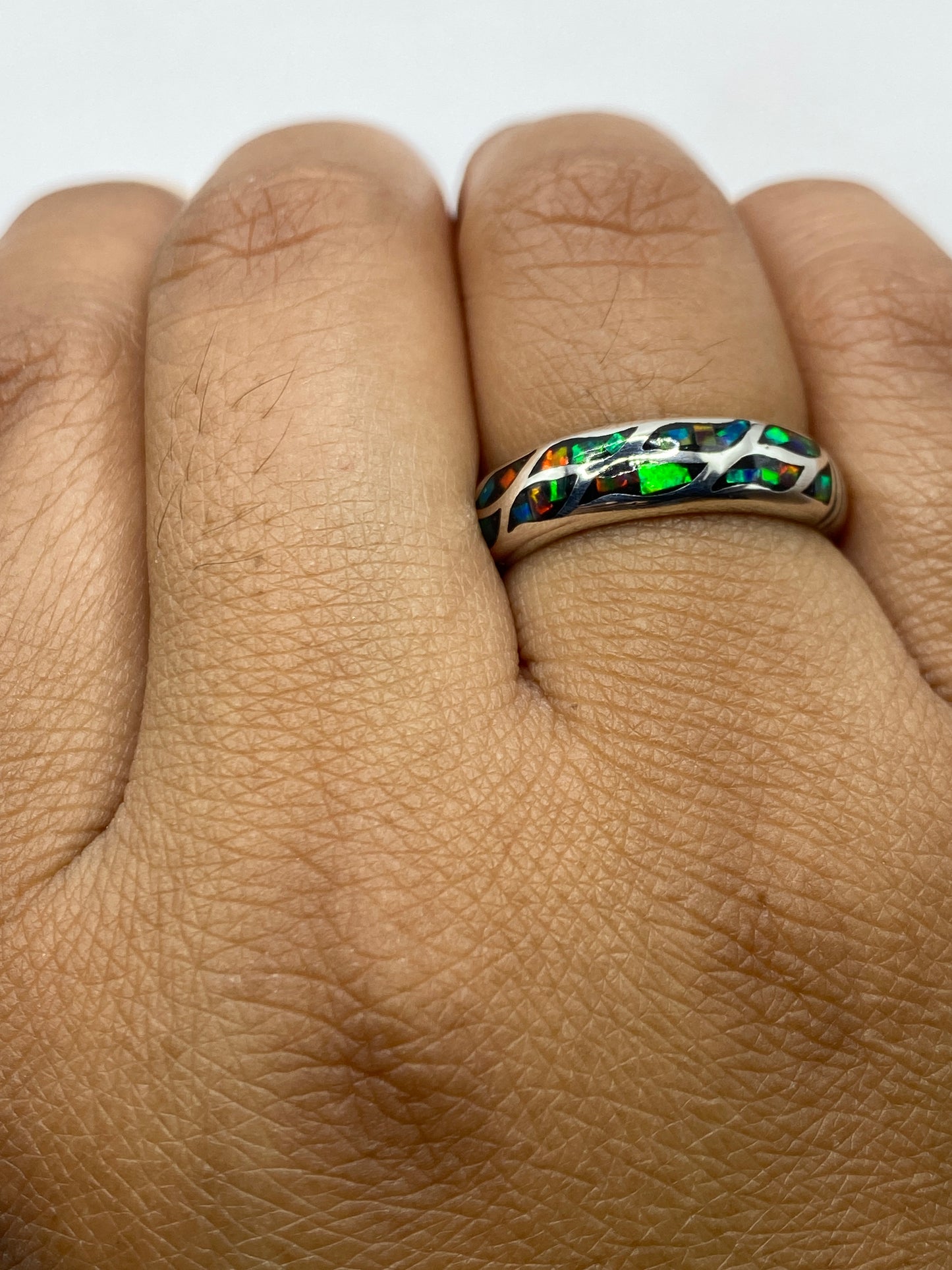 Anillo sobre fondo blanco, vista lateral del engaste
