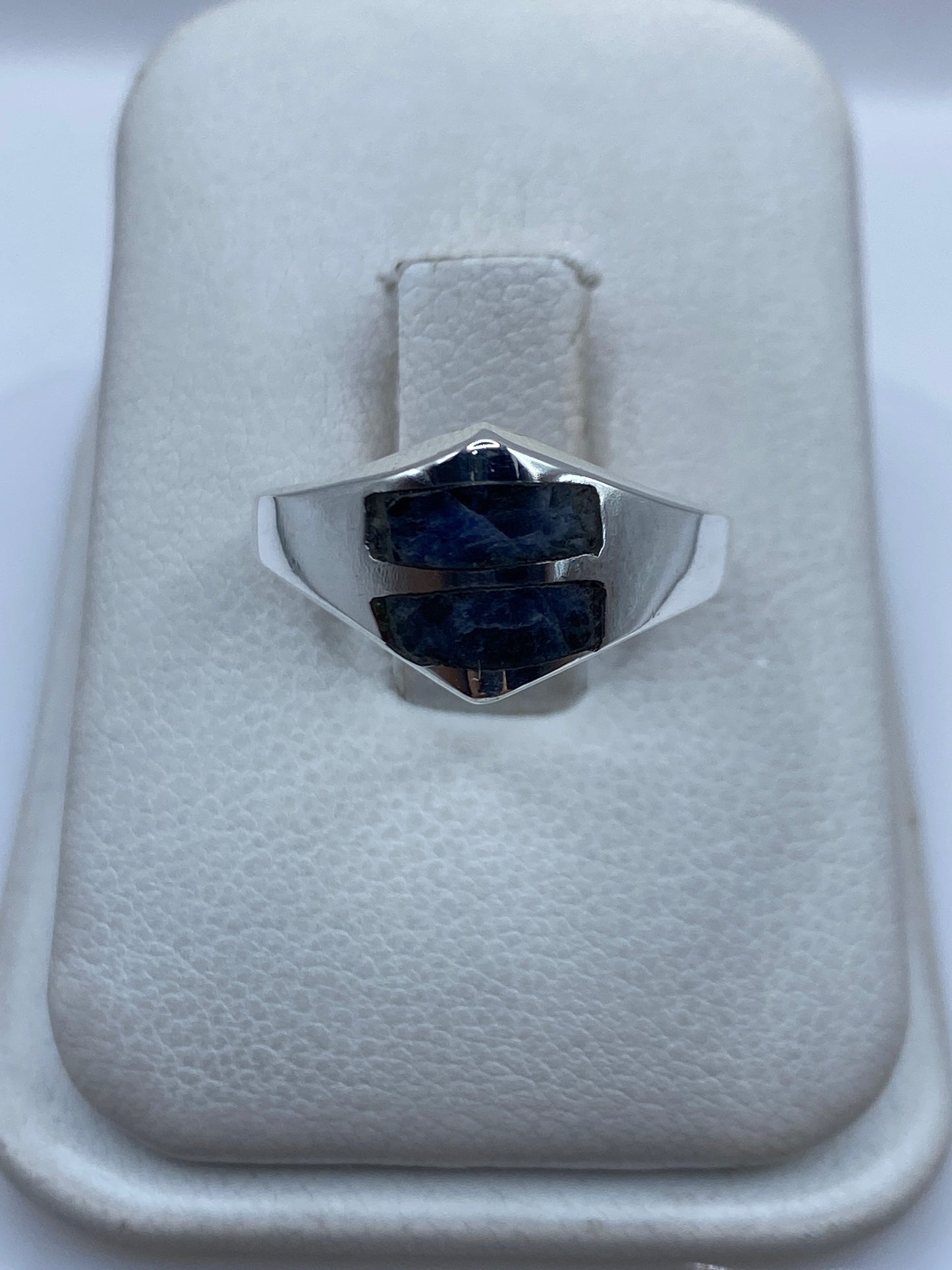 Anillo de plata con dos piedras azules engastadas en diseño geométrico