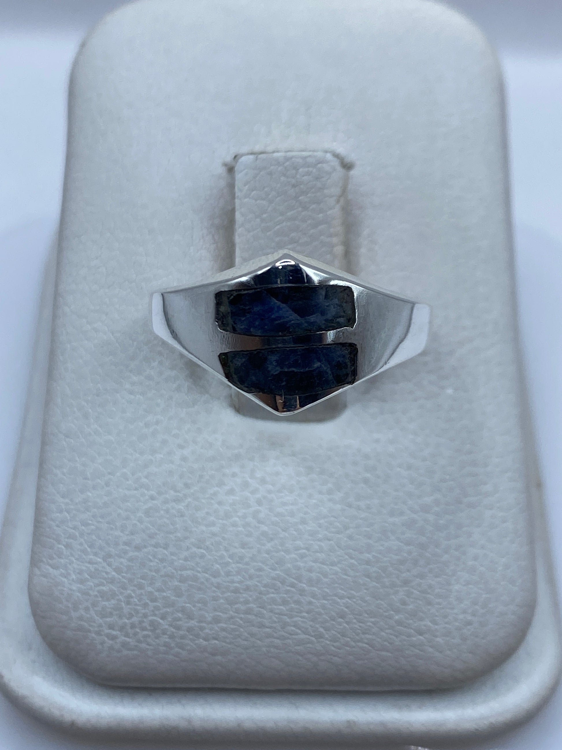 Anillo de plata con dos piedras azules engastadas en diseño geométrico