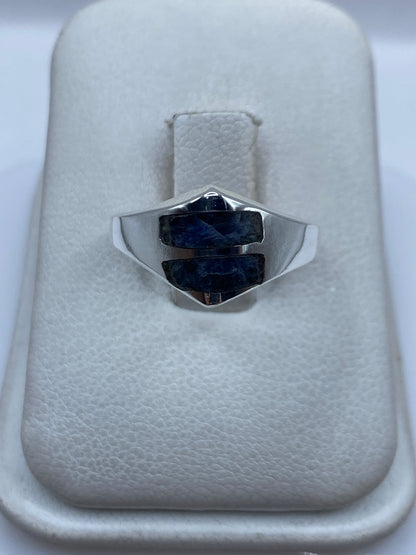 Anillo de plata con dos piedras azules engastadas en diseño geométrico