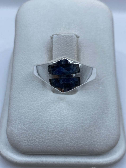 Anillo de plata con dos piedras azules engastadas en diseño geométrico