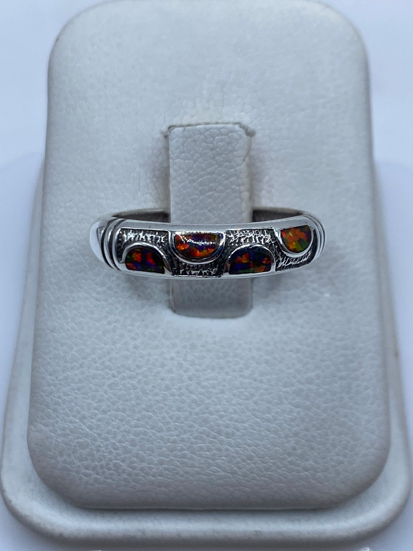 Anillo de plata .950 con ópalo de fuego multicolor sobre estuche blanco