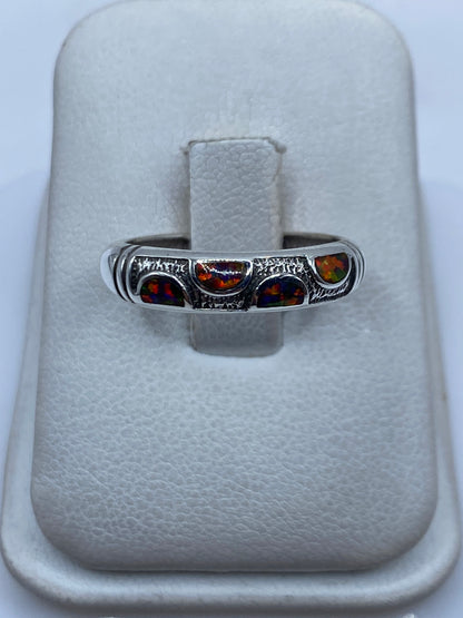 Anillo de plata .950 con ópalo de fuego multicolor sobre estuche blanco