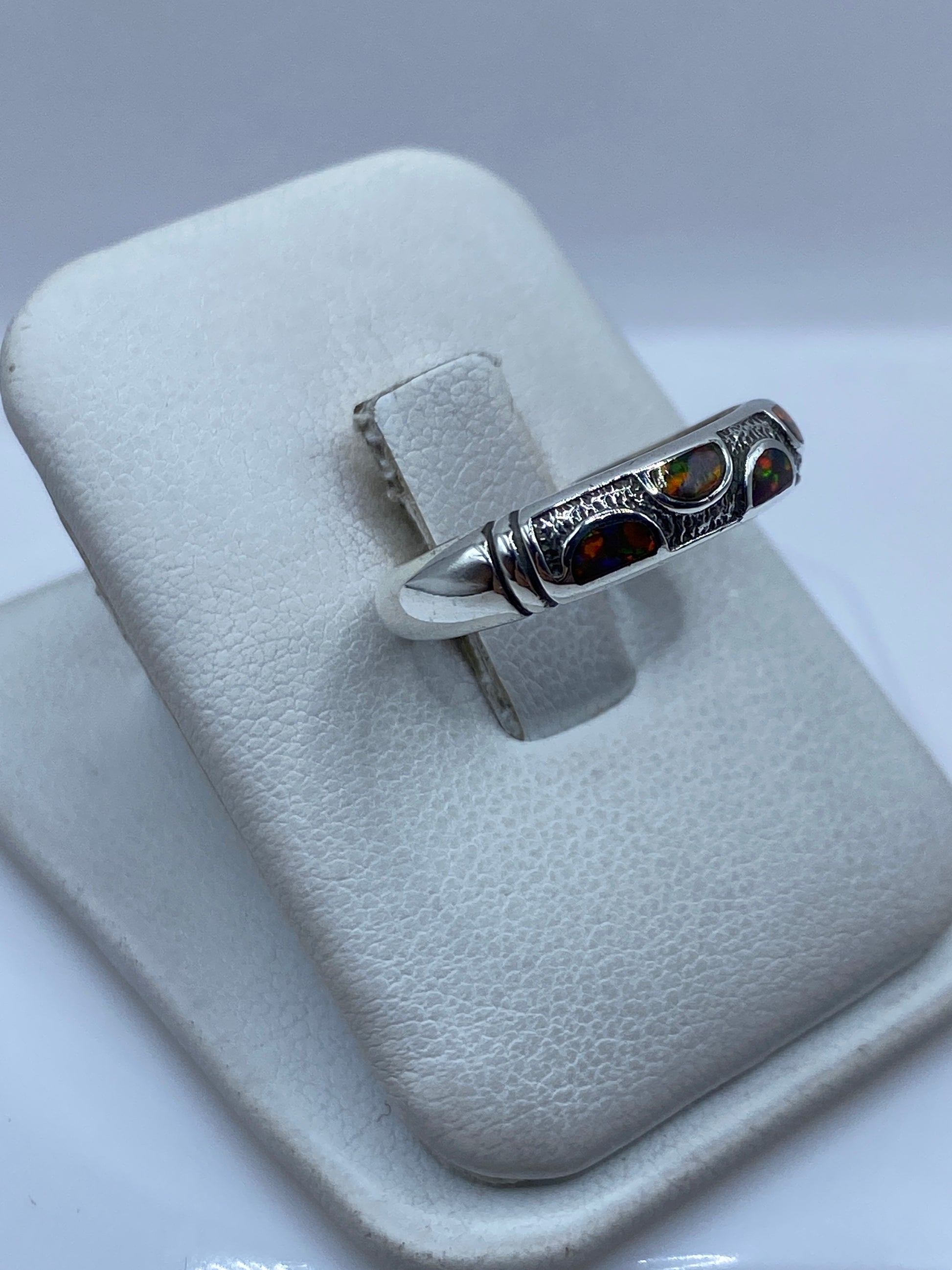 Vista lateral del anillo unisex de plata .950 engastado a mano en Taxco