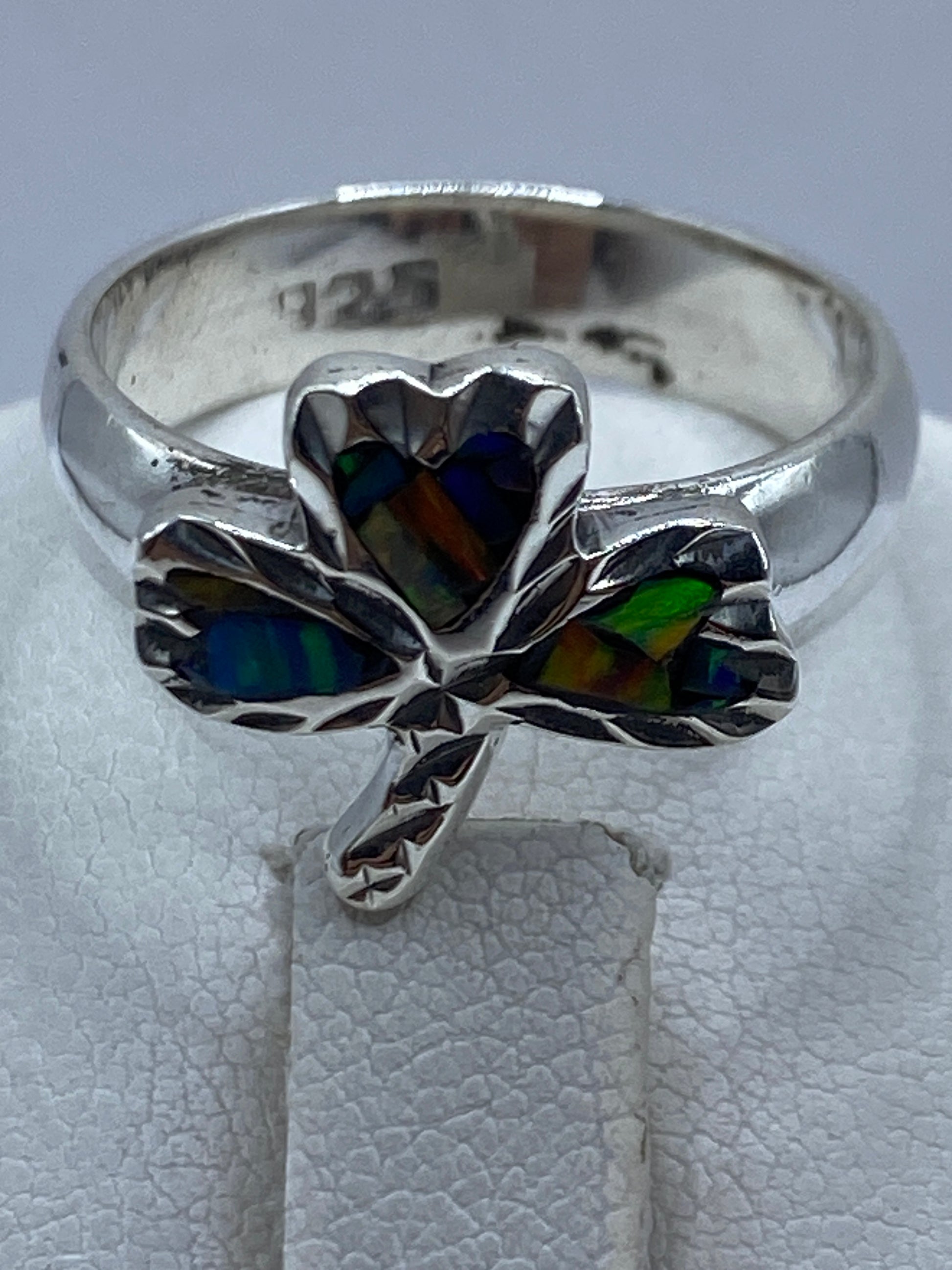 Detalle del engaste a mano del ópalo multicolor con reflejos azules, verdes y naranjas