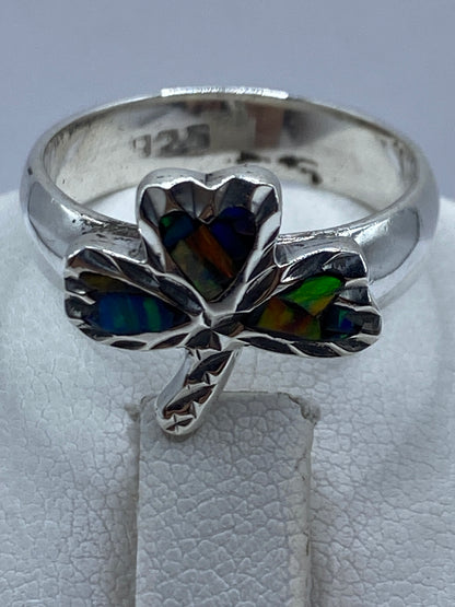 Detalle del engaste a mano del ópalo multicolor con reflejos azules, verdes y naranjas