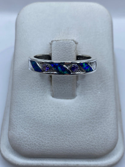 Anillo de plata .950 con ópalo de fuego azul en estuche de presentación blanco