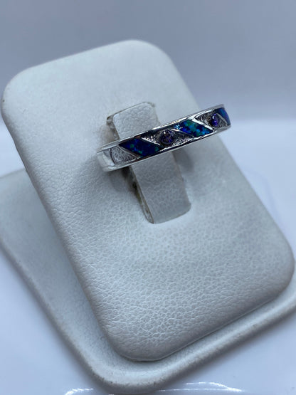 Ópalo de fuego azul engastado en anillo de plata pura, vista superior