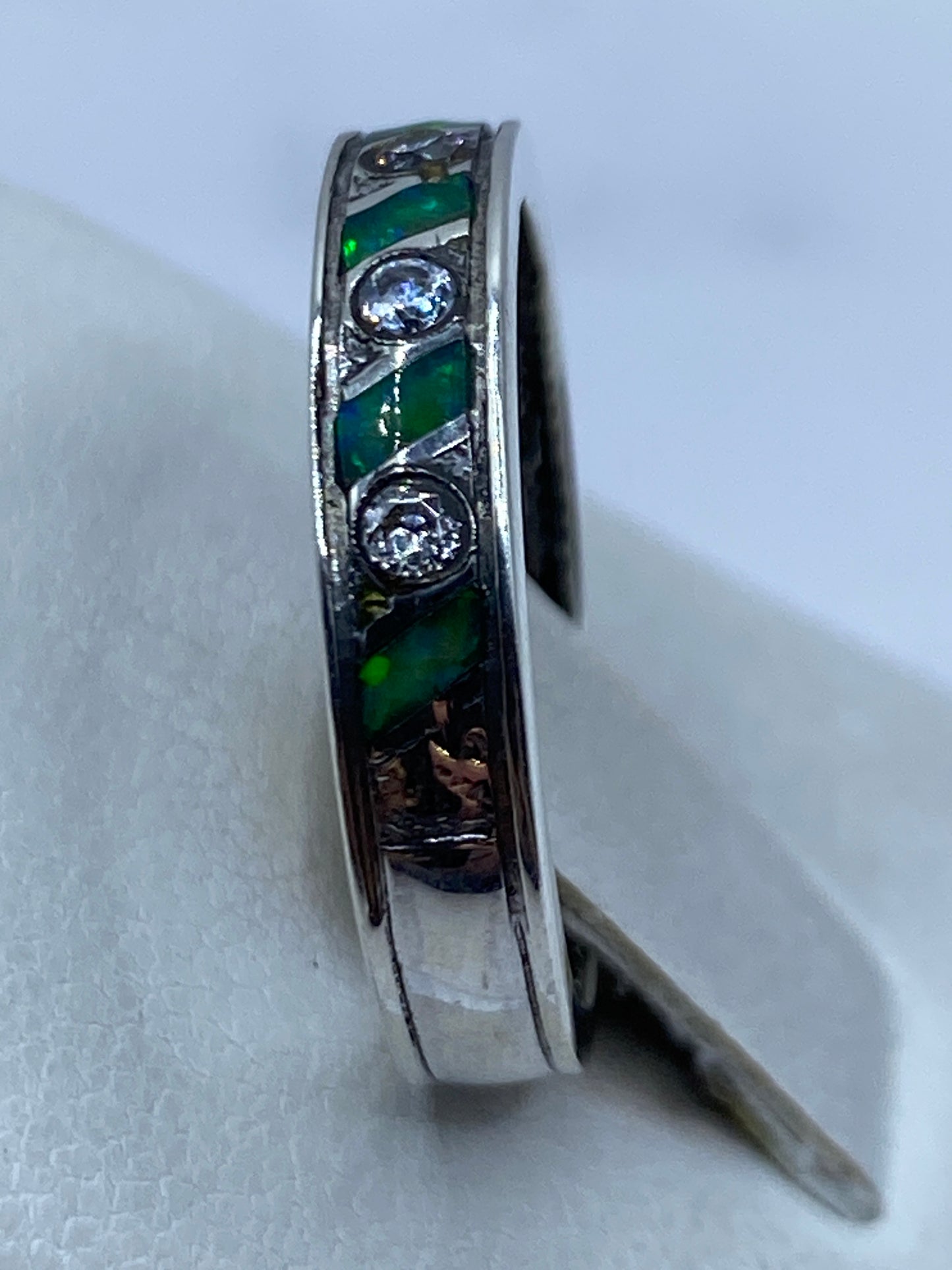 Anillo en vista lateral mostrando el Quinto .950 grabado