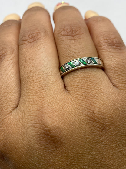 Anillo puesto en dedo unisex mostrando el brillo verde del ópalo de fuego