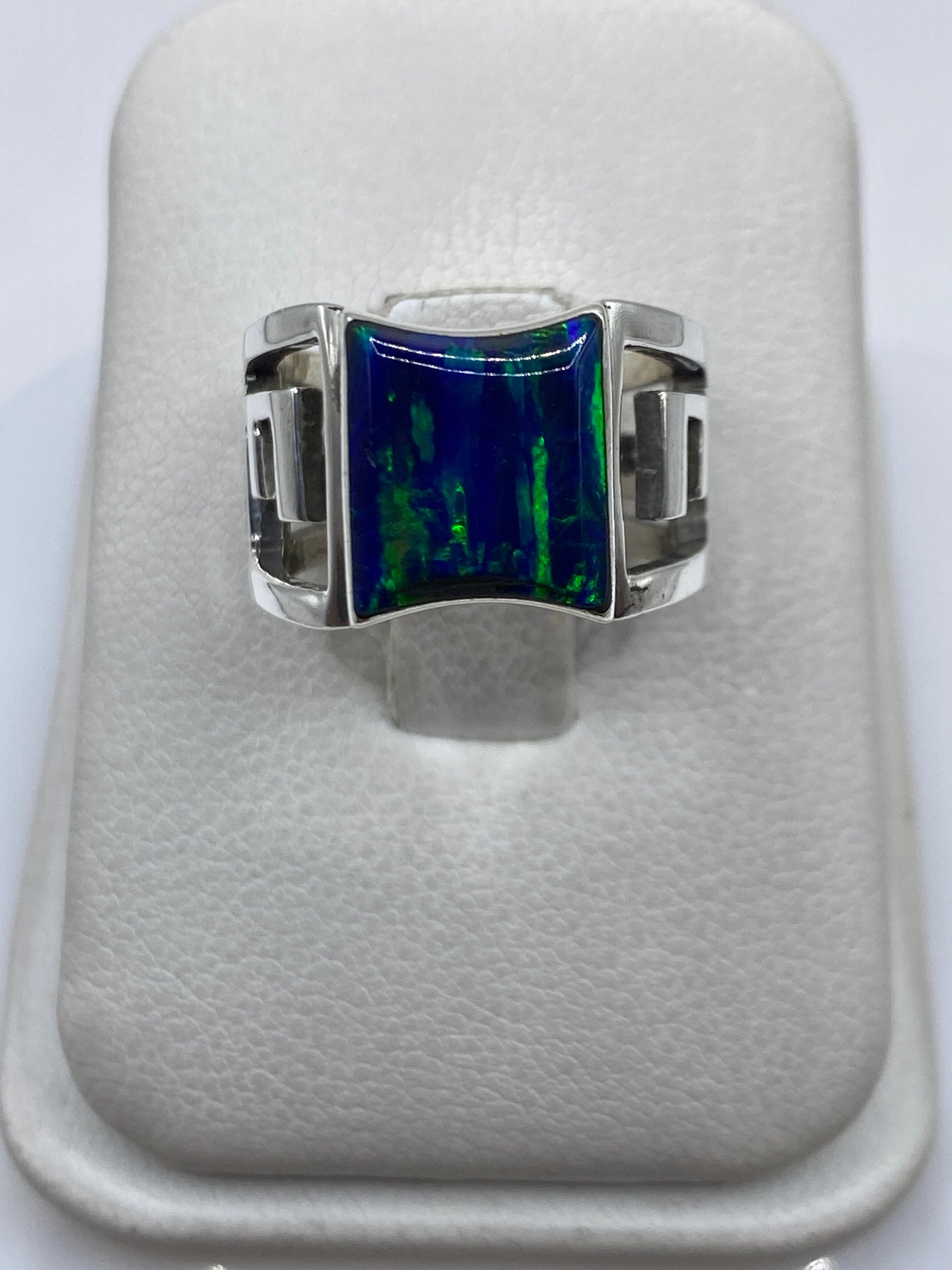 Anillo de plata .950 con ópalo de fuego azul engastado a mano, diseño geométrico