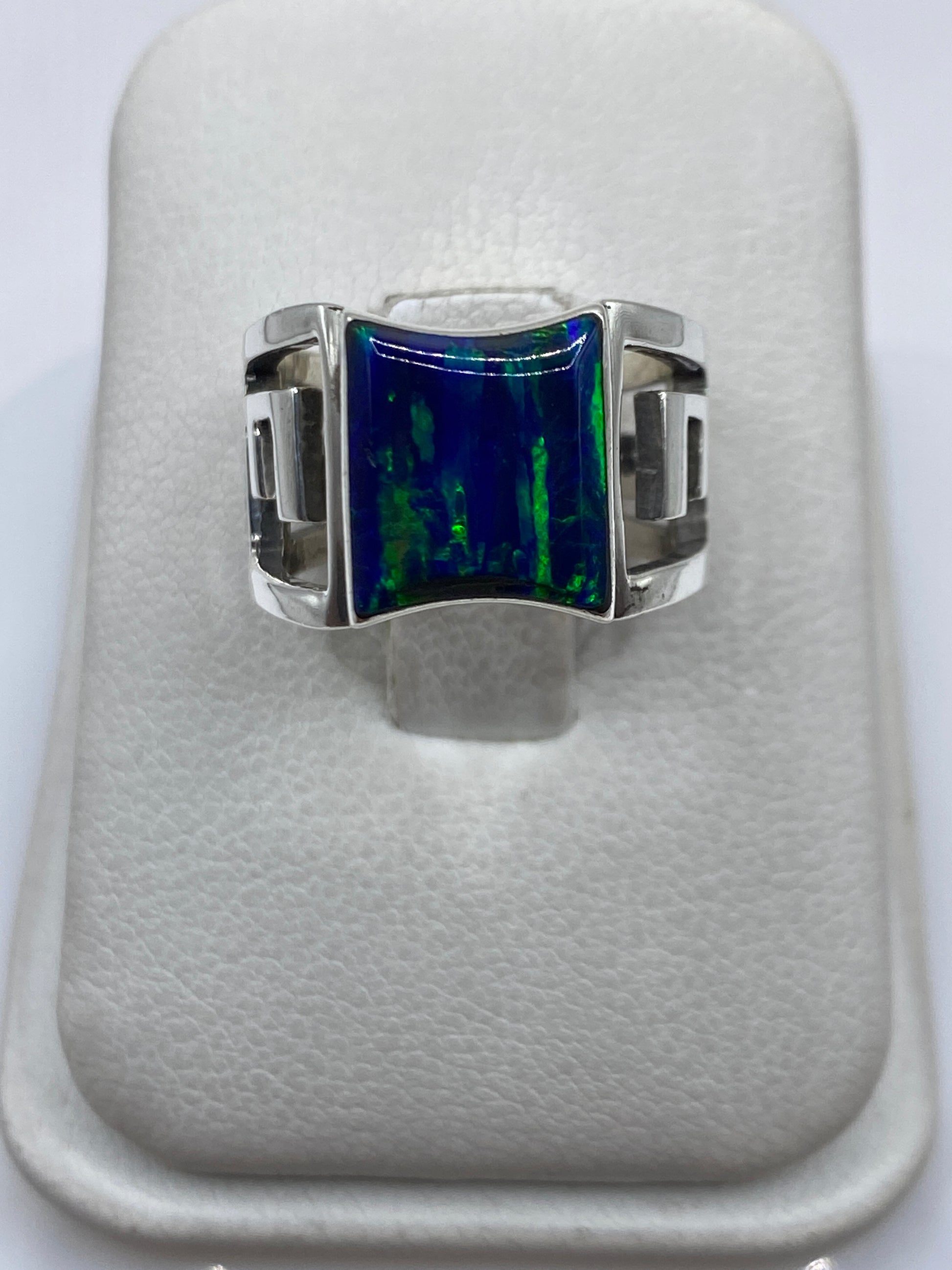 Anillo de plata .950 con ópalo de fuego azul engastado a mano, diseño geométrico