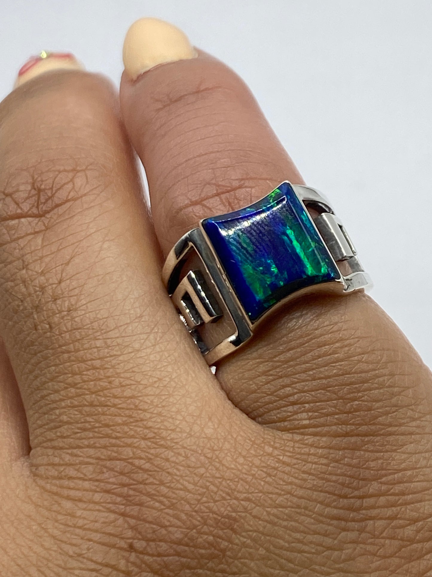 Anillo en la mano mostrando el brillo y la arquitectura del diseño
