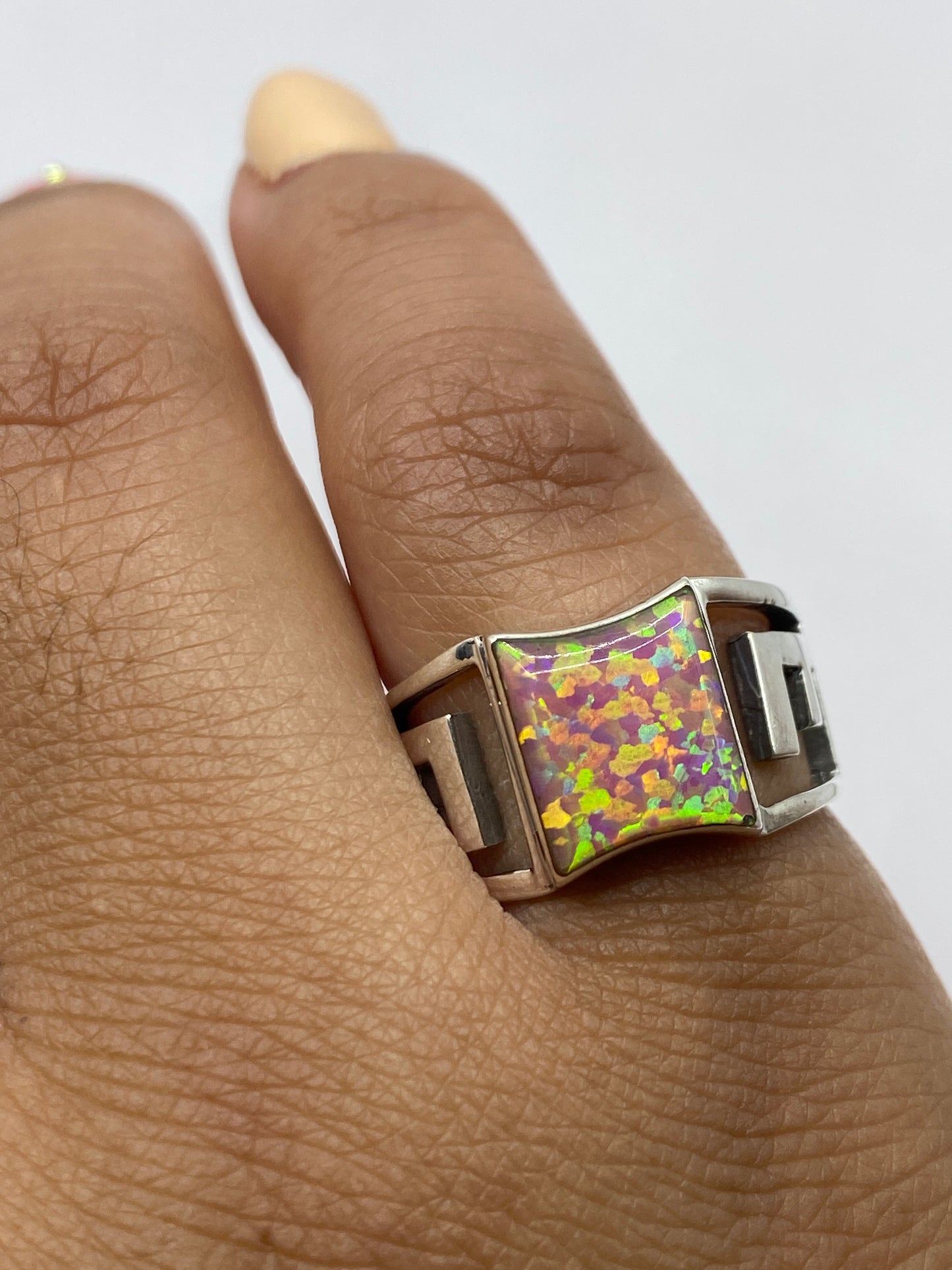 Anillo completo sobre fondo gris mostrando el diseño arquitectónico en plata