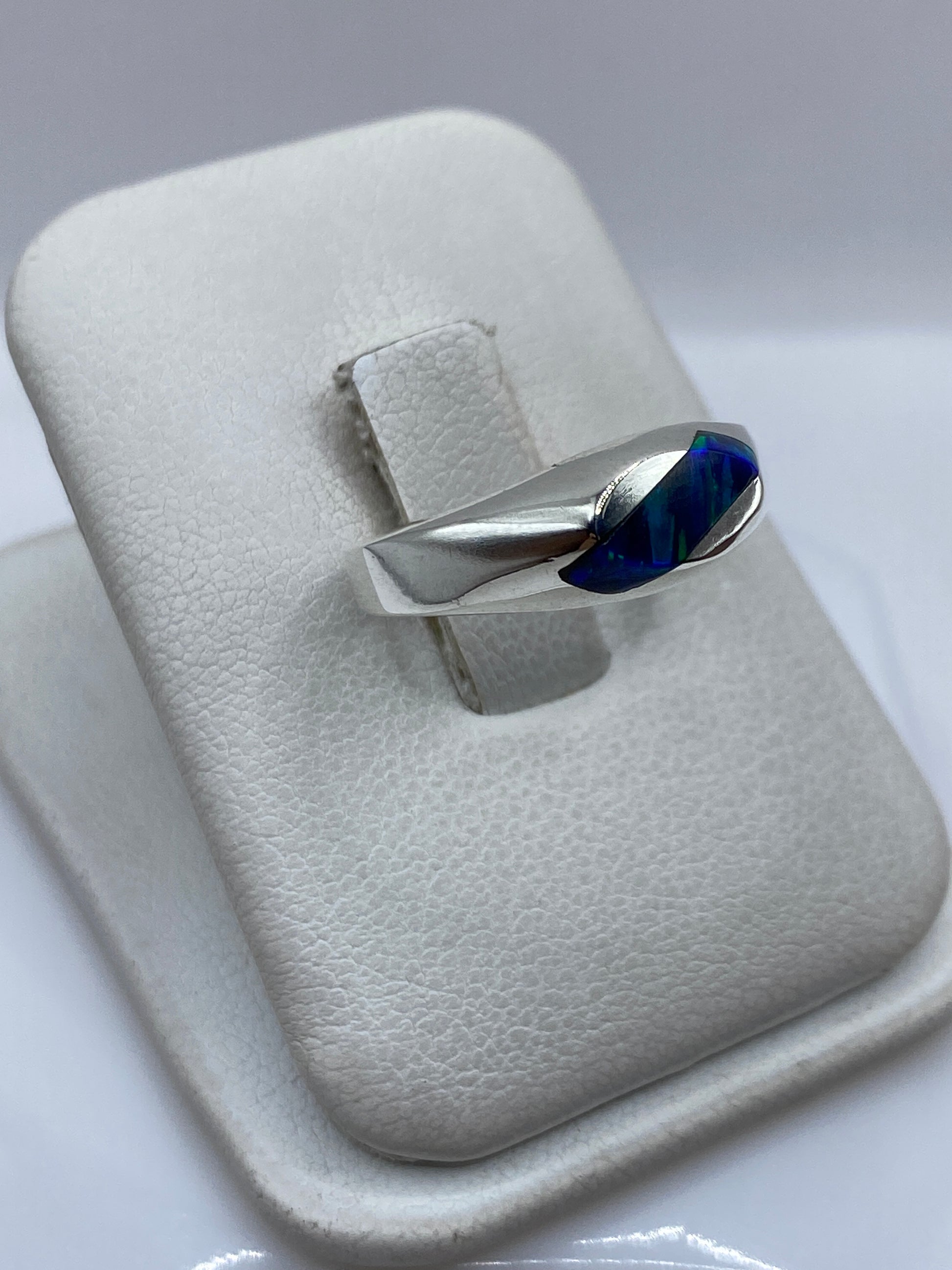 Vista frontal del anillo de ópalo azul con engaste en plata pulida de Taxco