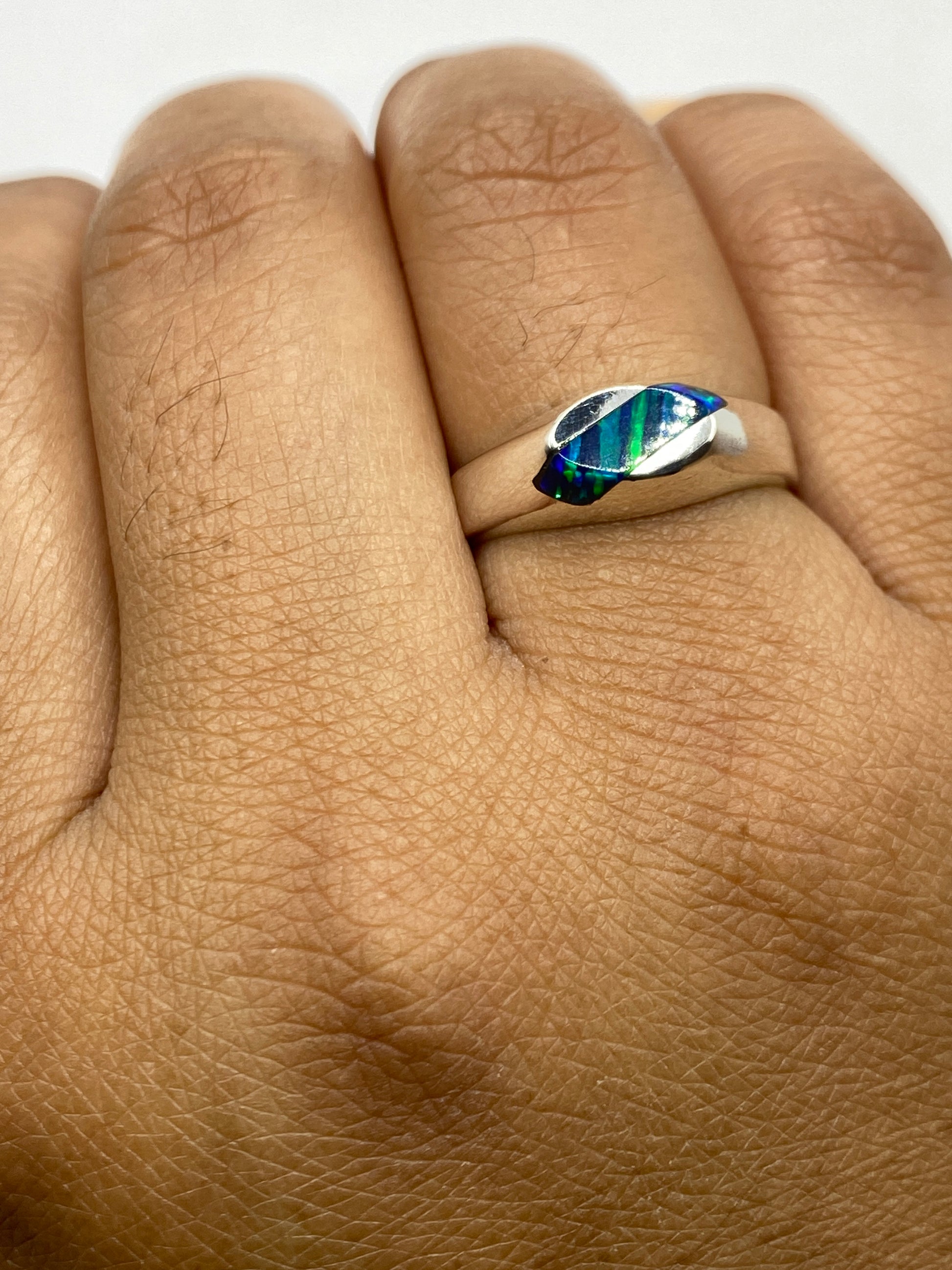 Anillo sobre fondo blanco mostrando el Quinto .950 en el interior