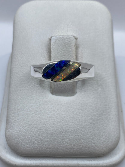 Anillo de plata .950 con ópalo de fuego azul engastado a mano, sobre estuche blanco