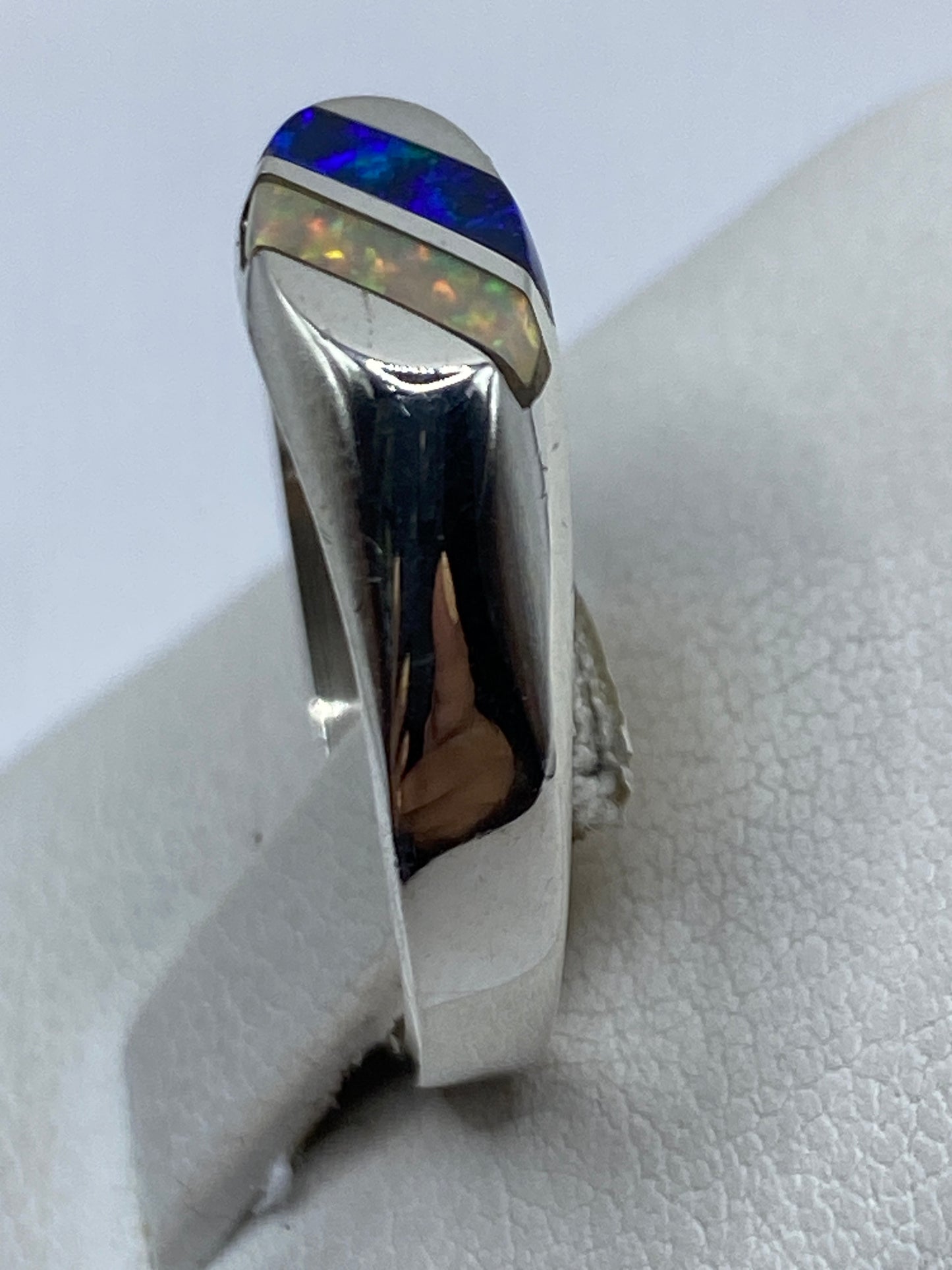 Anillo en el dedo, mostrando el brillo natural del ópalo de fuego