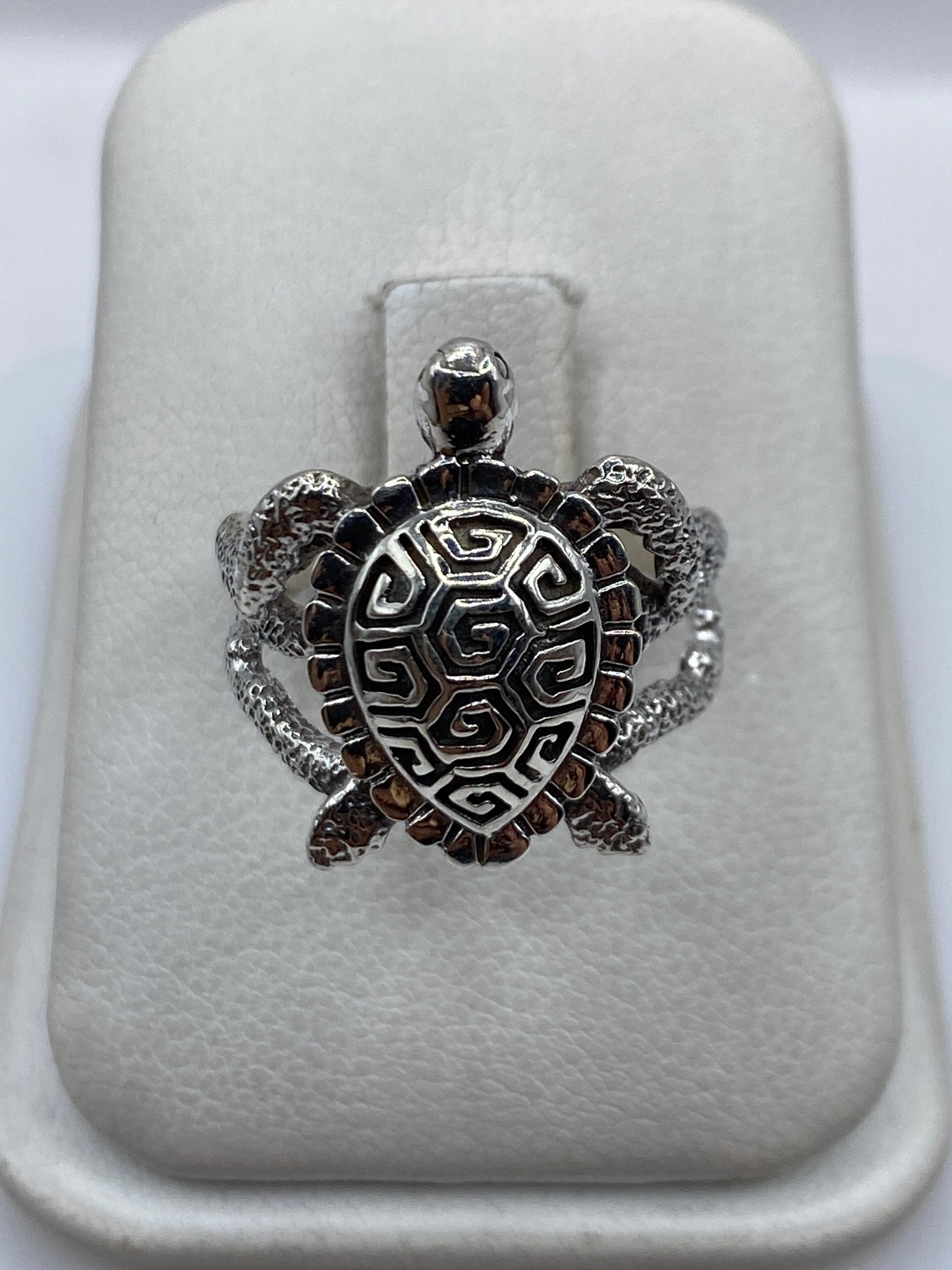 Anillo de plata granulado con diseño de tortuga prehispánica en vista frontal