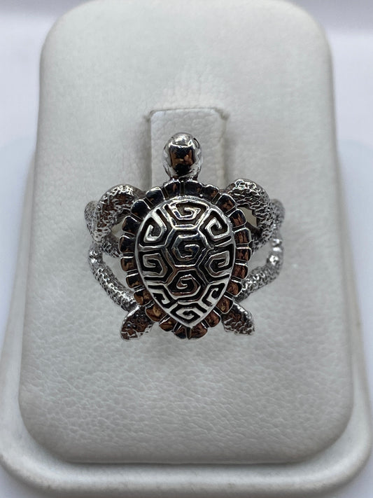 Anillo de plata granulado con diseño de tortuga prehispánica en vista frontal