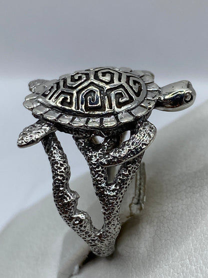 Anillo de plata .950 con tortuga sagrada visto de perfil en mano