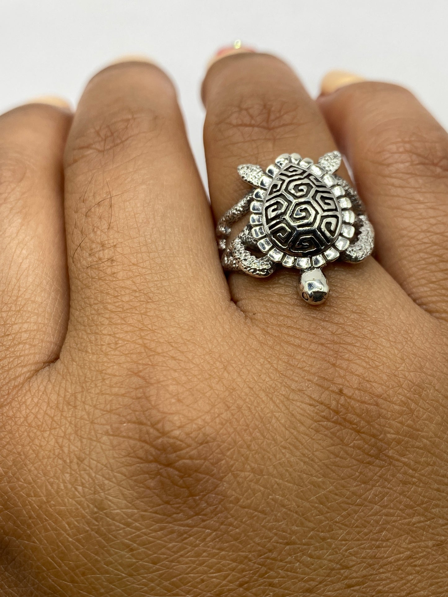 Anillo sobre fondo blanco mostrando el Quinto 950 y el pulido de la plata