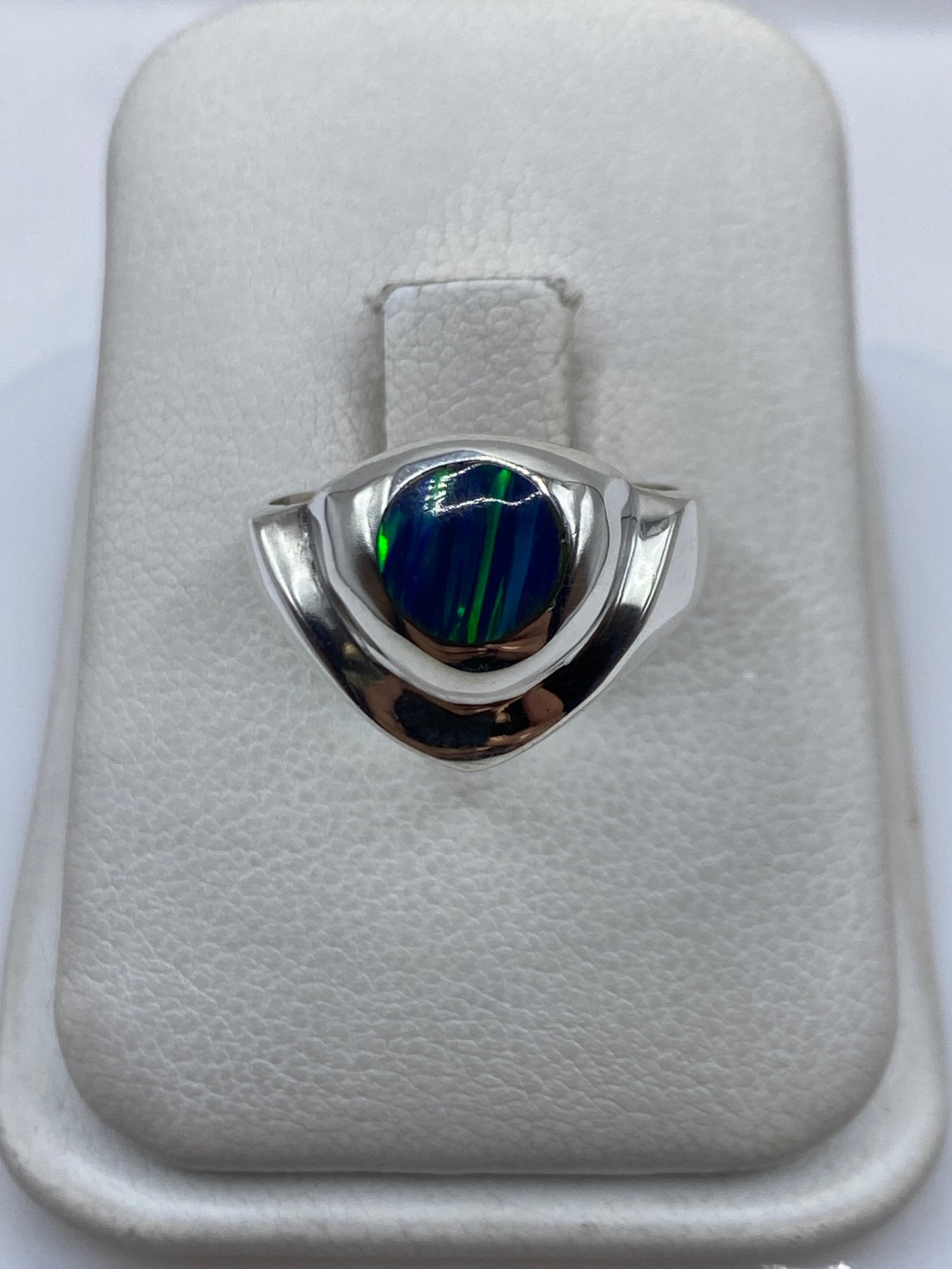 Anillo de plata .950 con ópalo de fuego azul profundo sobre estuche blanco