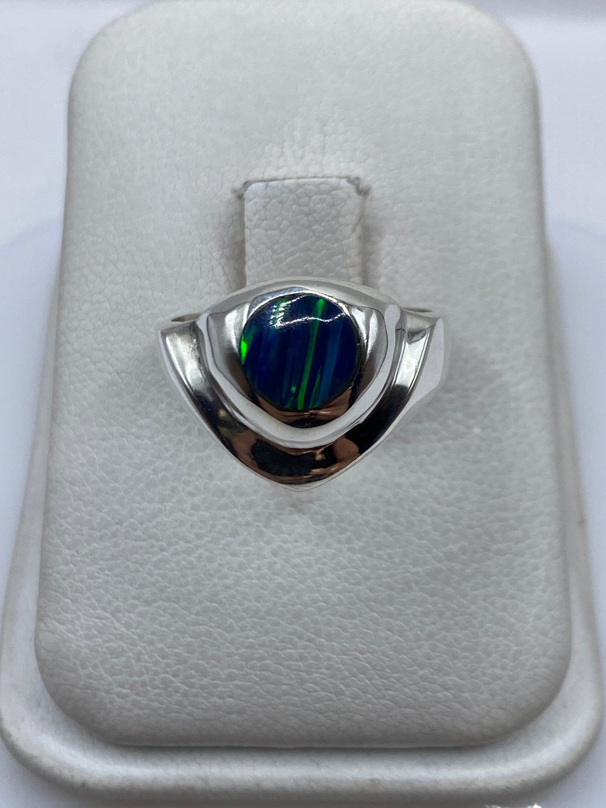 Anillo de plata .950 con ópalo de fuego azul profundo sobre estuche blanco