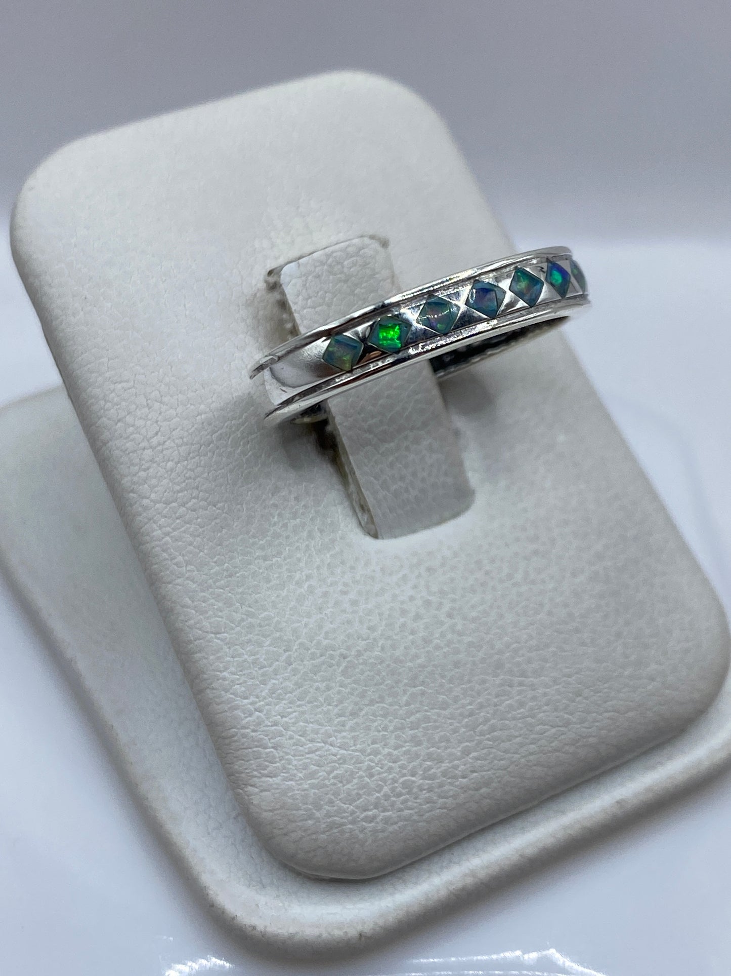 Detalle lateral del anillo mostrando el engaste preciso del Ópalo de Fuego
