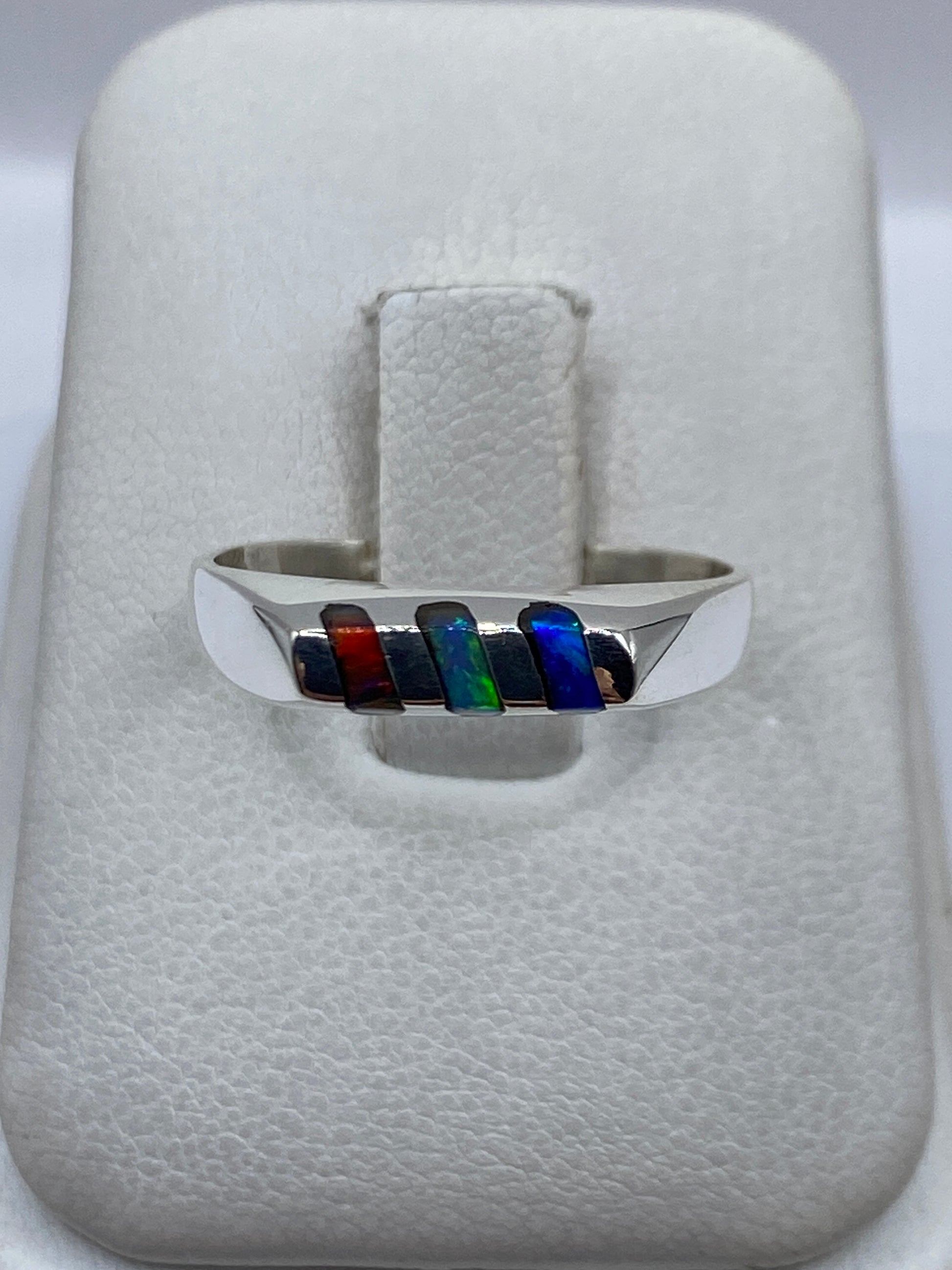 Anillo de plata .925 con ópalo de fuego multicolor, tonos ámbar, verde y azul