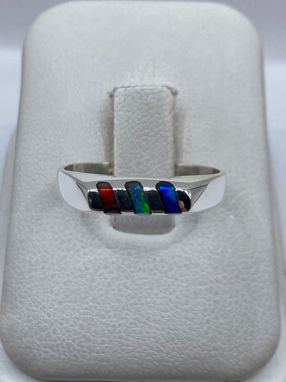 Anillo de plata .925 con ópalo de fuego multicolor, tonos ámbar, verde y azul