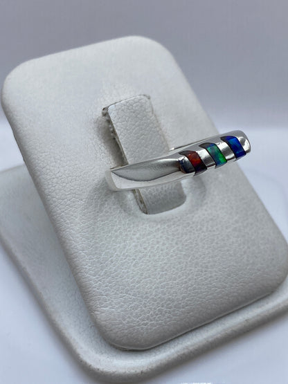 Detalle del engaste a mano del ópalo en plata, vista lateral del anillo