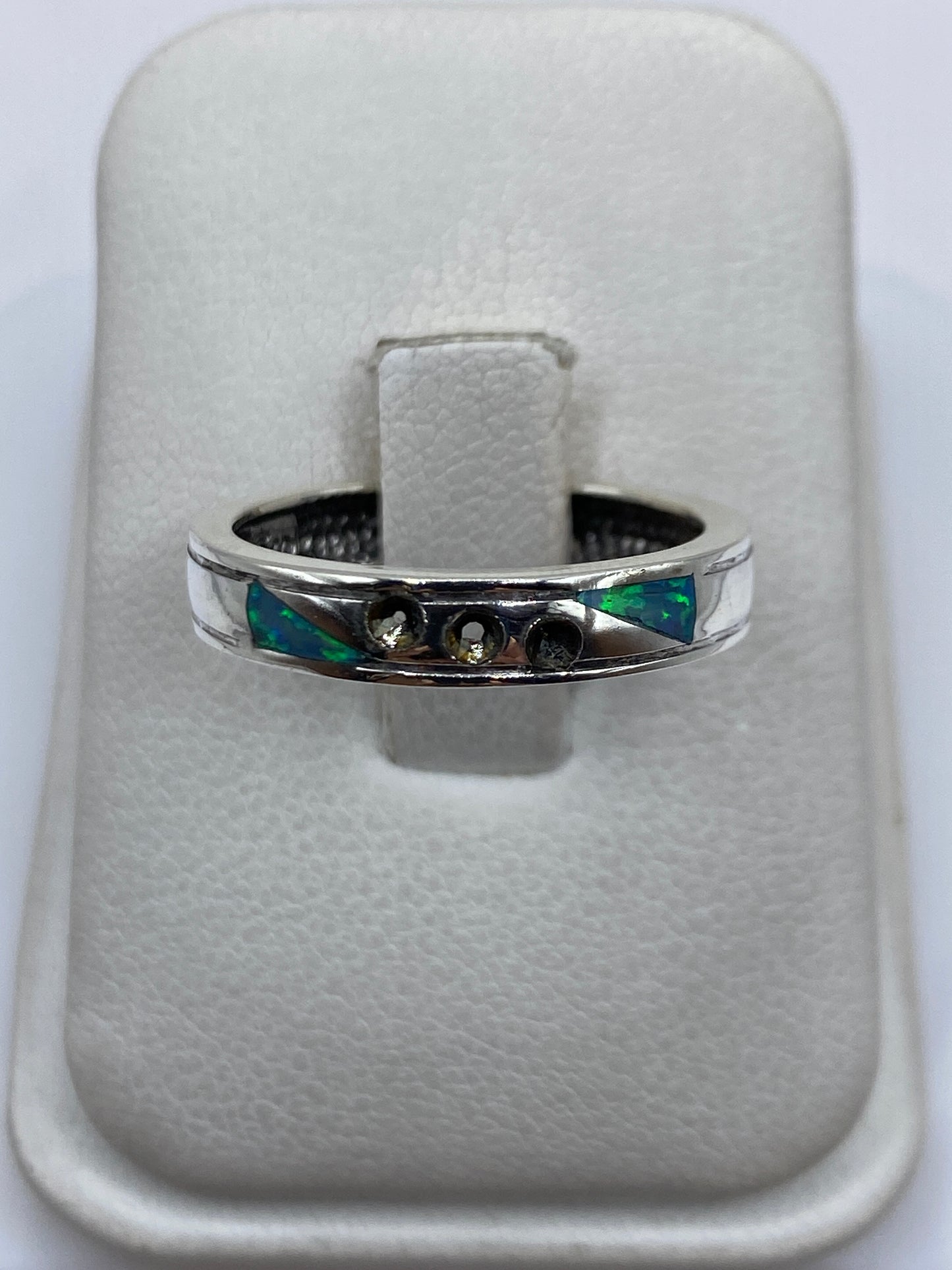 Anillo de plata .950 con ópalo de fuego azul cielo engastado a mano en Taxco