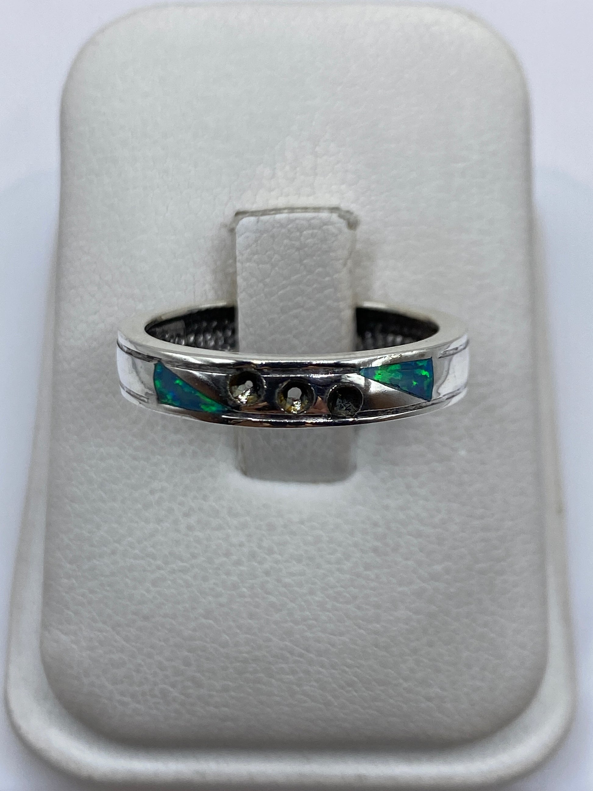 Anillo de plata .950 con ópalo de fuego azul cielo engastado a mano en Taxco